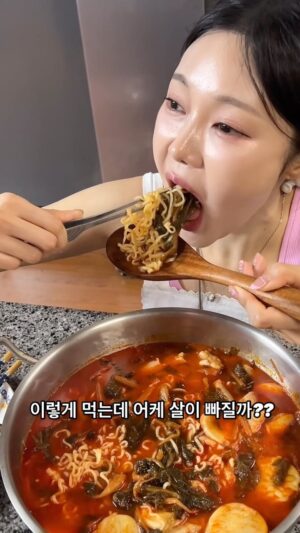 Yoo Sang-moo Instagram - 와... 이렇게 먹는데 어케 살이 빠지지?
김팀장 다이어트는 진짜 기적이야 ㄱㅋㅋ