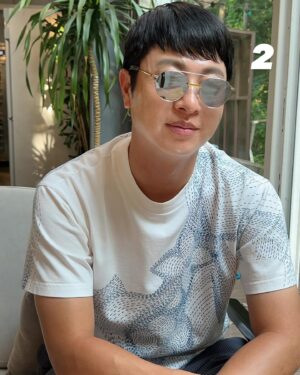 Yoo Sang-moo Instagram - 어떤게 쩔 잘어울려요?! ㅋㅋ
선글라스 엄청 이쁘고 저렴해서 진행하기로 했습니다
수량이 많지는 않지만
퀄리티 대비 가격이 넘 좋더라구요!!
.
종류는 13가지? 정도고
수량은 각 10개씩? 암튼 분명 좋아하실거에요♥
오늘밤 9시 부터 오픈 되구요
생방송은 내일 목욜밤 9시에
인스타 라방으로
(인쇼라)
구매방법은요
제 인스타 프로필에 있는 링크 클릭 하시면
됩니다 참 쉬우니까 걱정마시구요
천천히 고민하시고 사실 수 있도록
금요일밤 12시 까지 구매가능 하시니까
촌촌히♥
아 쩰 중요한 가격은
전상품 52900원인가? 배송비 무료구요
암튼 꽤 이뻐서 진행하니까
필요하신 분들은 꼭 오시구요
.
잠시후 9시엔 쟌슨빌 인쇼라 (인스타쇼핑라이브)
진행하니까 제 인스타로 놀러오셔요

오예 너무 쪼아요♥