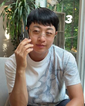 Yoo Sang-moo Instagram - 어떤게 쩔 잘어울려요?! ㅋㅋ
선글라스 엄청 이쁘고 저렴해서 진행하기로 했습니다
수량이 많지는 않지만
퀄리티 대비 가격이 넘 좋더라구요!!
.
종류는 13가지? 정도고
수량은 각 10개씩? 암튼 분명 좋아하실거에요♥
오늘밤 9시 부터 오픈 되구요
생방송은 내일 목욜밤 9시에
인스타 라방으로
(인쇼라)
구매방법은요
제 인스타 프로필에 있는 링크 클릭 하시면
됩니다 참 쉬우니까 걱정마시구요
천천히 고민하시고 사실 수 있도록
금요일밤 12시 까지 구매가능 하시니까
촌촌히♥
아 쩰 중요한 가격은
전상품 52900원인가? 배송비 무료구요
암튼 꽤 이뻐서 진행하니까
필요하신 분들은 꼭 오시구요
.
잠시후 9시엔 쟌슨빌 인쇼라 (인스타쇼핑라이브)
진행하니까 제 인스타로 놀러오셔요

오예 너무 쪼아요♥