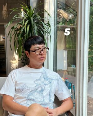 Yoo Sang-moo Instagram - 어떤게 쩔 잘어울려요?! ㅋㅋ
선글라스 엄청 이쁘고 저렴해서 진행하기로 했습니다
수량이 많지는 않지만
퀄리티 대비 가격이 넘 좋더라구요!!
.
종류는 13가지? 정도고
수량은 각 10개씩? 암튼 분명 좋아하실거에요♥
오늘밤 9시 부터 오픈 되구요
생방송은 내일 목욜밤 9시에
인스타 라방으로
(인쇼라)
구매방법은요
제 인스타 프로필에 있는 링크 클릭 하시면
됩니다 참 쉬우니까 걱정마시구요
천천히 고민하시고 사실 수 있도록
금요일밤 12시 까지 구매가능 하시니까
촌촌히♥
아 쩰 중요한 가격은
전상품 52900원인가? 배송비 무료구요
암튼 꽤 이뻐서 진행하니까
필요하신 분들은 꼭 오시구요
.
잠시후 9시엔 쟌슨빌 인쇼라 (인스타쇼핑라이브)
진행하니까 제 인스타로 놀러오셔요

오예 너무 쪼아요♥