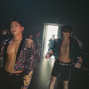 Yoo Se-yoon Instagram - 공연 시작 5분전에 갑자기 우리 티셔츠가 사라져서 뮤지랑 나랑 얼마나 당황했는지  ㅜㅜ 아무리 찾아도 없고 어찌 이런일이 생길 수가 있눈지 으휴ㅜ 그래도 침착하게 잘 대응해서 끝까지 공연을 잘 마무리 한 우리 스스로가 참 대견하다! 정말 뮤지는 아이디어 뱅크 ~ 센수쟁이라니깐👍❤️ 공연에 함께 해주신 모든 분들 너무너무 감사드립니다 또 만날 수 있기를!! 

#유브이쇼
Guitar @dorothy2802 
Bass @willkoh98 
Drum @macjujan 
Keyboard @ymoonhee 
Chorus @zoohlim @mirongkim @changhyunlee86 
Sound @cho_young_rok_ 
Dance @flywithme_official 
Hair @hairartist_heerin @se_ini 
Makeup @sienna114 @makeup.arum 
style @j0ke__ 
Body @lee_jong_hoon