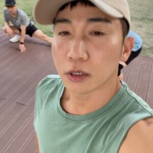 Yoo Se-yoon Instagram - 러닝모임 궁시렁궁시런 🫢
뛰면서 수다수다 너무 좋당
뛰기 좋은 곳 추천 좀 해주세용☺️