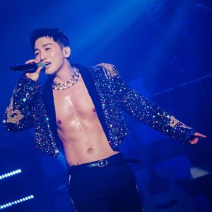 Yoo Se-yoon Instagram - 공연 시작 5분전에 갑자기 우리 티셔츠가 사라져서 뮤지랑 나랑 얼마나 당황했는지  ㅜㅜ 아무리 찾아도 없고 어찌 이런일이 생길 수가 있눈지 으휴ㅜ 그래도 침착하게 잘 대응해서 끝까지 공연을 잘 마무리 한 우리 스스로가 참 대견하다! 정말 뮤지는 아이디어 뱅크 ~ 센수쟁이라니깐👍❤️ 공연에 함께 해주신 모든 분들 너무너무 감사드립니다 또 만날 수 있기를!! 

#유브이쇼
Guitar @dorothy2802 
Bass @willkoh98 
Drum @macjujan 
Keyboard @ymoonhee 
Chorus @zoohlim @mirongkim @changhyunlee86 
Sound @cho_young_rok_ 
Dance @flywithme_official 
Hair @hairartist_heerin @se_ini 
Makeup @sienna114 @makeup.arum 
style @j0ke__ 
Body @lee_jong_hoon
