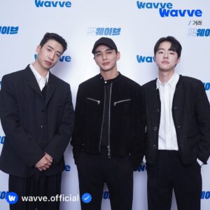 Yoo Su-bin Instagram - 웨이브 콘텐츠 라인업 설명회 #거래 💸

유승호 X 김동휘 X 유수빈 현장 스틸 공개✨
사진만 봐도 벌써 기대돼(❁´◡`❁)

<거래> Coming soon🤟
JUST DIVE Wavve!

#웨이브 #Wavve #웨이브오리지널 #웨이브오리지널드라마 #웨이브왜봐요 #거래 #유승호 #김동휘 #유수빈