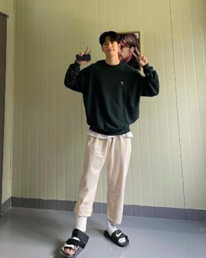 Yoo Su-bin Instagram - 오늘 밤도 인간실격 ✌️
