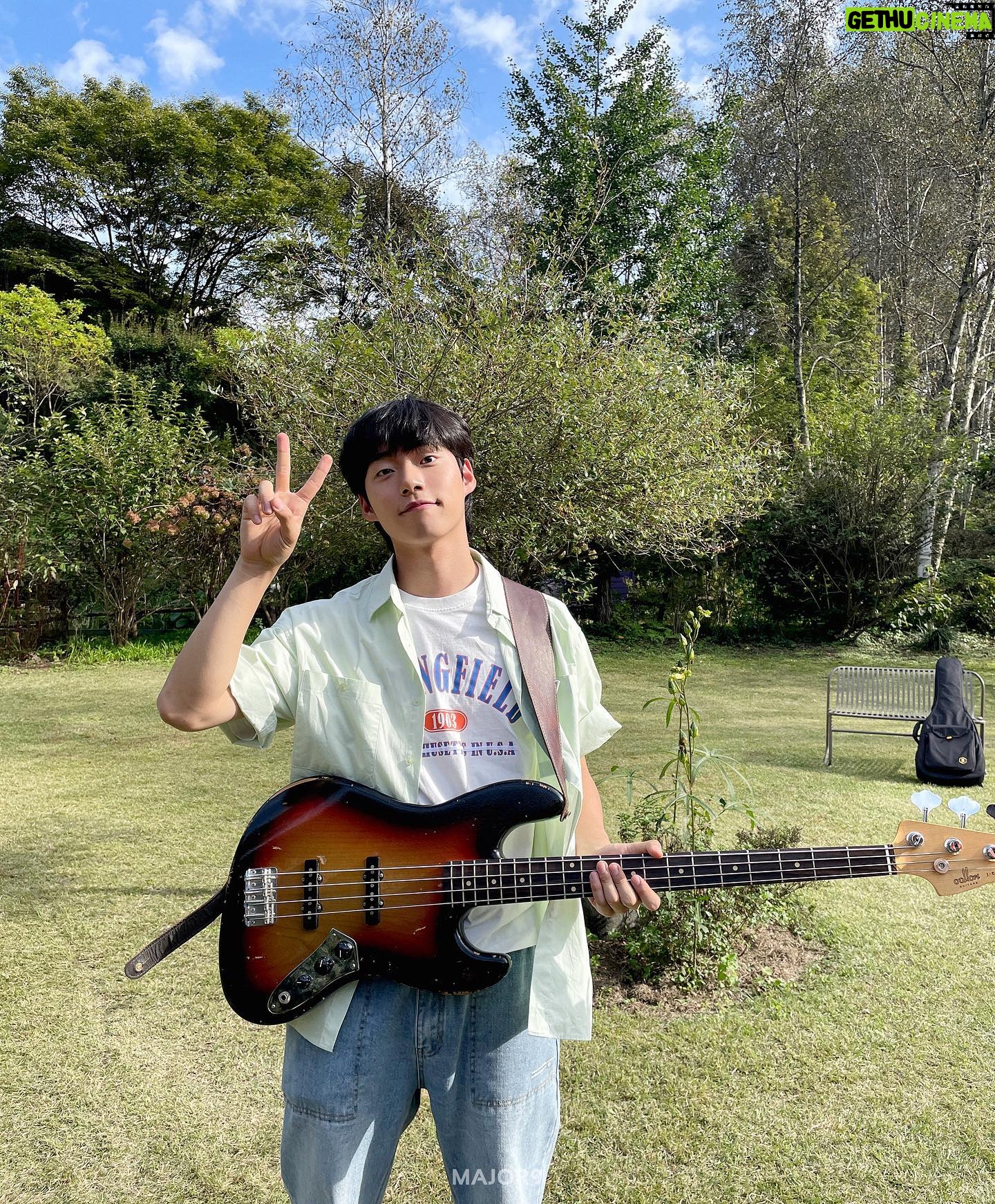 Yoon Jae-chan - 339.6K Likes - 작년 말부터 올해까지 1년이라는 시간을
‘반짝이는 워터멜론’과 함께 반짝일 수 있어서
눈물 나도록 감사한 1년이었습니다.
‘반짝이는 워터멜론’을 촬영하는 날마다
단 하루도 빛나지 않았던 적이 없습니다.
눈부시도록 찬란한 청춘을 선물해 주신
‘반짝이는 워터멜론’의 동료 배우분들과
감독님, 작가님을 비롯한 고생 해주신 모든 스태프분들에게 진심으로 감사드립니다.
그리고 ‘반짝이는 워터멜론’을 사랑해 주신 많은 분들께도 감사드리며,
워터멜론을 사랑해 주신 여러분들도
워터멜론슈가 멤버들처럼 반짝이는 각자의 이야기를
만들어 가실 수 있으면 좋겠습니다.
다시 한번 ‘반짝이는 워터멜론’을 사랑해 주시고, 시청해 주신
모든 분들께 감사드리며 온 우주의 영광이 함께 하기를 바라겠습니다🤍