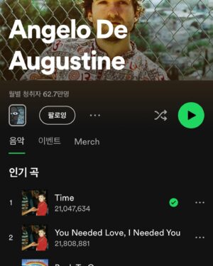 Yoon Jin-seo Instagram - 제주에 살땐 거의매일 8시간씩 정원을 가꿨다. 
이맘쯤이면 정원에 몇만송이 카모마일이 피었더랬다. 
서울에 사는 당분간은 정원일은 쉬겠지. 
좋기도 하면서 정원이 아른 아른 하기도 한데, 나~ 중에 할머니가 되면 30분쯤은 산책이 가능한 정원을 가꿔보고 싶도다. 

/

임윤찬 피아니스트의 CD 를 구매. 
딸이랑 같이 들어야지

/ 

캘리포니아를 기반으로 활동하는 싱어송 라이터 앤젤로(Angelo De Augustine)의 음악은 나른한 LA 바닷가를 연상하게 만드는 여유로운 날 듣기 좋은 음악 .언젠가 다시 가서 산타모니카 비치를 걸으며 딸아이 손을 잡고 모래 성을 지으며 앤젤로 음악 들을 수 있다면 행복 할 것 같다. 

/

산후 100 일이 지났으니 열심히 요가 

#요즘 #음악추천 #정원 #하루하루