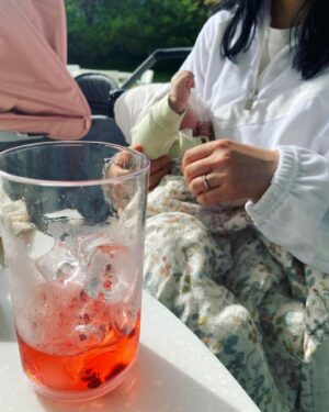 Yoon Jin-seo Instagram - .
오늘 날씨는 꿈을 꾸게 했고 
냉 오미자차는 여름을 꿈꾸게 했고 
곧 100일이 될 딸은 품에서 평안해 했다. 

좋지 아니한가-🌿

#봄날