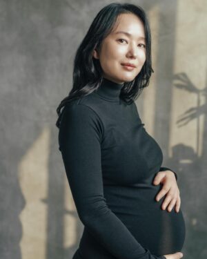 Yoon Jin-seo Instagram - 20년동안 배우지망생에서 
배우 아내 엄마의 모습을 
모두 남겨준 한 퍼토그래퍼가 있다는 
사실이 새삼, 

가끔은 말하지 않아도 남겨진 시간의 흔적이 
더 깊은 말로 들릴때, 

#인연 #소중함 #friendship 

나또한  깊어가는 한 포토그래퍼의 
시선을 20 년 넘게 
어쩌면 사진을 통해 
사진을 좋아하던 청년이 
포토그래퍼가 되어가는 과정을 보았는지도, 

앞으로의 사진에서 무엇이 되어가고 있을까.

Thanks to @biascutphotography