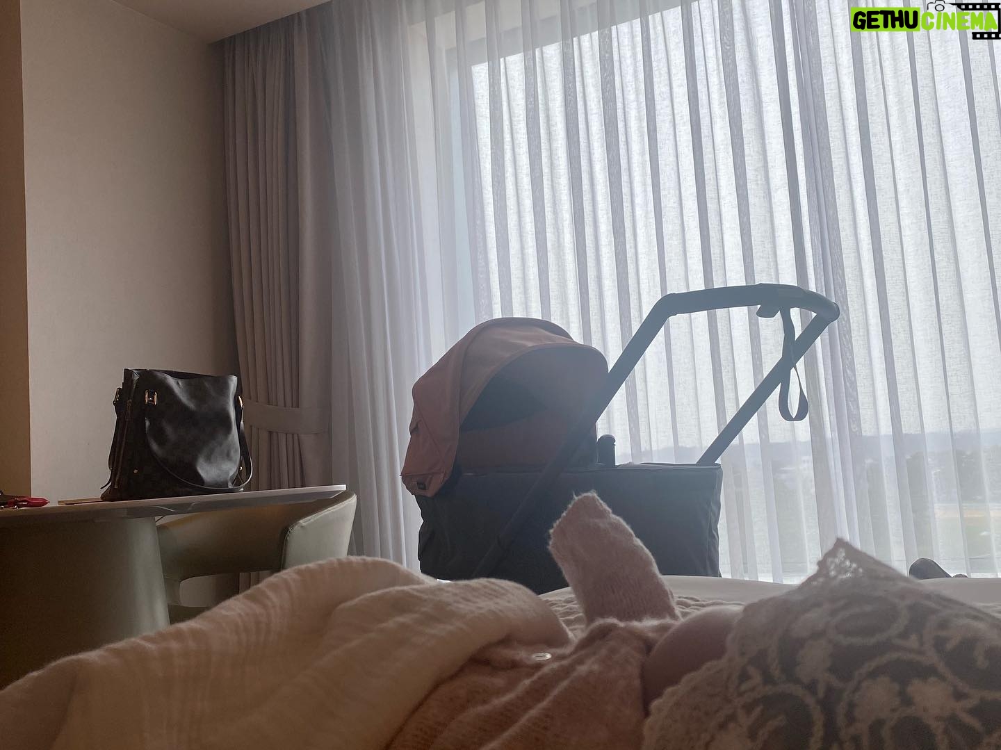 Yoon Jin-seo - 3 Likes - 느긋하게 일어나 선거를 끝내고
세가족 쉬기 좋은 곳 찾아 나섰지만
결국은 호텔 호캉스
수영도 남편이랑 번갈아 다녀오고
맘편히 바다까지 가기도 힘들지만
이제 애기 자는 틈을 타 마시는 -
맥주도
잠시나마 집중하는 수영도
꿀같은 하루의 휴식도
모든게 더 더 더
의미로운
행복한 하루하루
고마우어 아가짱
_육아 82일차
🤍
