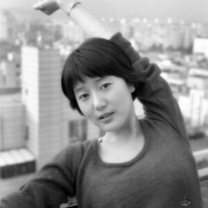 Yoon Jin-seo Instagram - 20년동안 배우지망생에서 
배우 아내 엄마의 모습을 
모두 남겨준 한 퍼토그래퍼가 있다는 
사실이 새삼, 

가끔은 말하지 않아도 남겨진 시간의 흔적이 
더 깊은 말로 들릴때, 

#인연 #소중함 #friendship 

나또한  깊어가는 한 포토그래퍼의 
시선을 20 년 넘게 
어쩌면 사진을 통해 
사진을 좋아하던 청년이 
포토그래퍼가 되어가는 과정을 보았는지도, 

앞으로의 사진에서 무엇이 되어가고 있을까.

Thanks to @biascutphotography