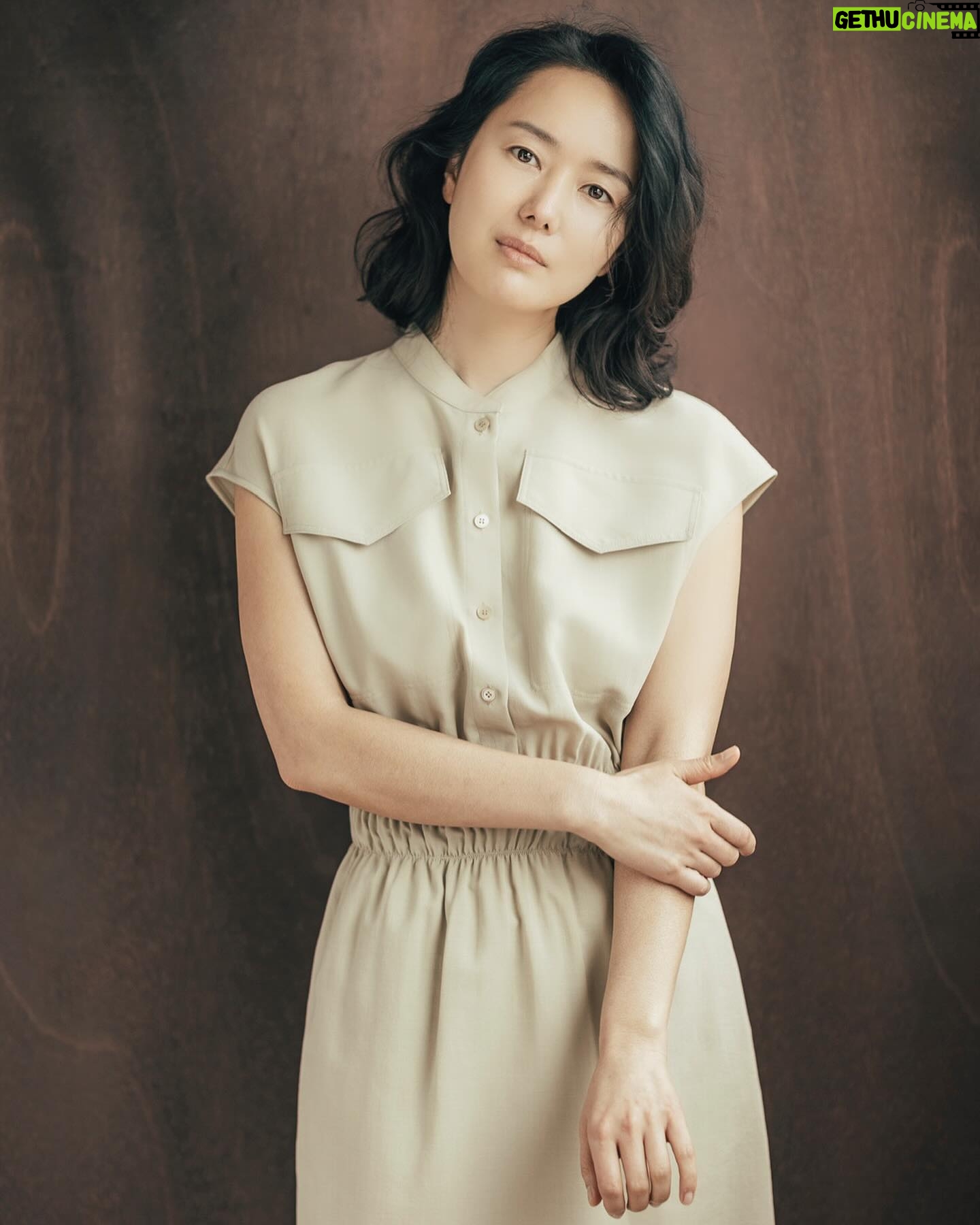 Yoon Jin-seo - 3 Likes - 20년동안 배우지망생에서
배우 아내 엄마의 모습을
모두 남겨준 한 퍼토그래퍼가 있다는
사실이 새삼,
가끔은 말하지 않아도 남겨진 시간의 흔적이
더 깊은 말로 들릴때,
#인연 #소중함 #friendship
나또한 깊어가는 한 포토그래퍼의
시선을 20 년 넘게
어쩌면 사진을 통해
사진을 좋아하던 청년이
포토그래퍼가 되어가는 과정을 보았는지도,
앞으로의 사진에서 무엇이 되어가고 있을까.
Thanks to @biascutphotography