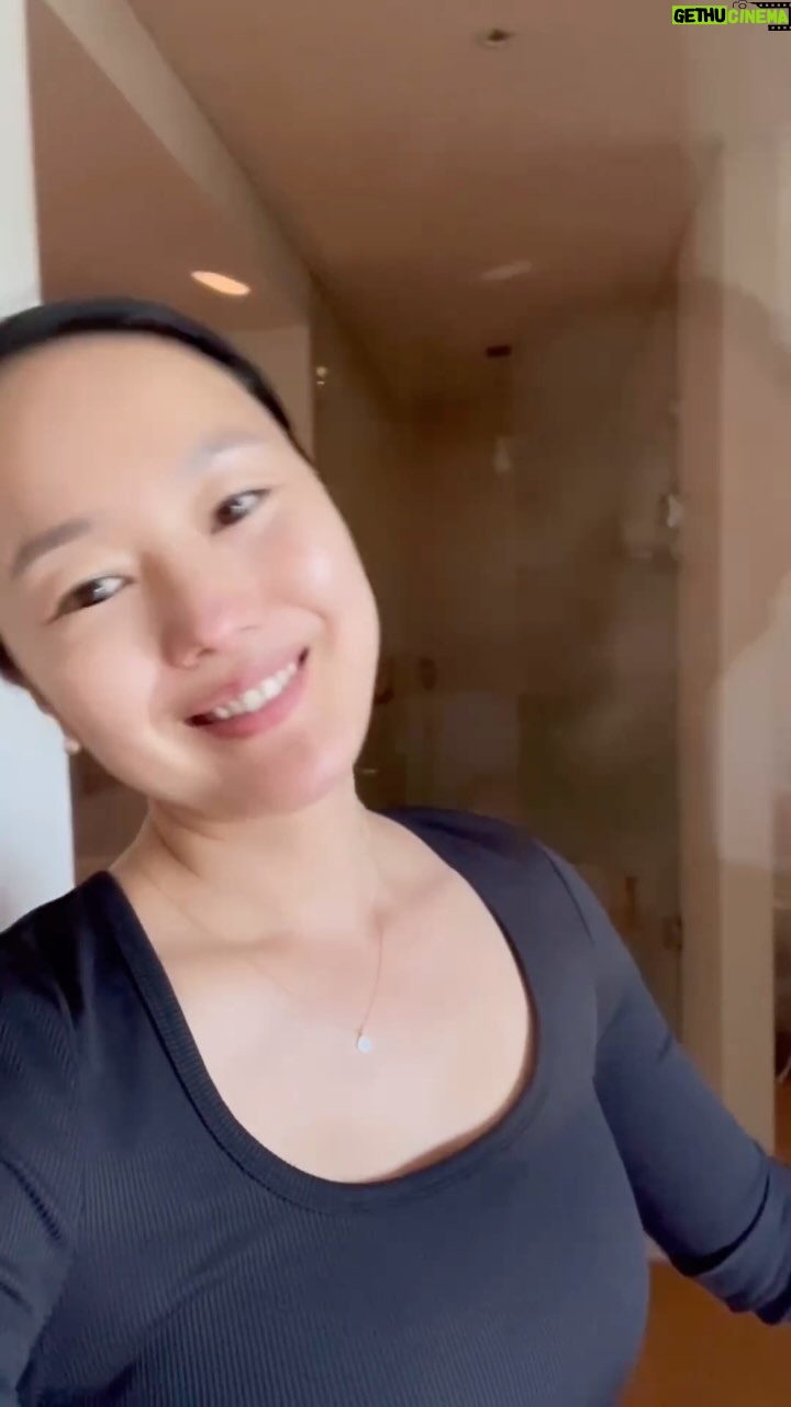 Yoon Jin-seo - 3 Likes - 오늘 하루 요약 🌿
요가하고 육아하고
오늘로 출산 4개월째에 접어 들었어요.
119일이네요. 아직 살도 5키로는 더빼야 원상복귀도 되고
근력도 부족하고 아기 보다가 허리 어깨 아플때도 많아요.
할일은 많은데 내시간이 부족해서 정신없이 하루가 흘러가지만
든든한 엄마가 되고 싶어 열심히 육아도 요가도 합니다.
아이는 2천번을 넘어지며 걸음마를 배운다고 하는데요,
새삼 어른이 되고 너무 빨리 무엇이든 잘하고 싶어했다는 걸
깨달았어요.
우리가 무언가 새로운 걸 적응하려 할때 2천번은 아니더라도
그의 반 천번정도? 아니 500 번정도라도 시도해 보았다면
어쩌면 정말 내가 그걸 잘할 수 있을지도 모릅니다.
그래서 즐기는 사람은 못당한다고 하나봐요.
즐기는 사람들은 숫자조차 잊어버리더라고요.
즐길 준비 되었나요?
#라이프 #life #yoga #육아 #요가