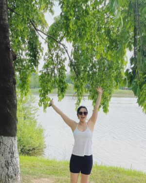 Yoon Jin-seo Instagram - 하루를 충만하게 보내기 위해 무엇이 필요할까요? 

운동복위에 랩스커트 하나만 걸치고
시간을 보낼땐 살짝 풀렀다가 요리조리 움직여 보고
다시 유모차를 밀며 움직일땐 일상복으로 - 돌아갈 수 있으니 옷을 따로 챙길 필요도 없고 

핸드백에는 가재 수건과 지갑 , 쪽쪽이 뿐입니다. 
기저귀 가방도 점점 작아져 요즘은 
기저귀와 젖병 보온병이면 몇시간도 거뜬해요. 

꽃이나 나무를 보여주고 지나가는 친구들에게 인사도  하고 돗자리 위에 뒹굴 뎅굴 하다보면 휴일이 슝 지나가요 .( 우리집 휴일은 수.목 이거든요) 아기는 나무 그늘 사이로 곧 잠이 들지요. 

그리고 맑은 하늘_ 
더 필요한 게 있을까요? 
가볍에 입꼬리를 올릴 수 있는 미소띈 얼굴과 
아기가 잠들면 읽를 책_ 그거면 하루가 충분 합니다 :) 🌿☺️

6 월이라 가능한 이야기겠지요? 더 더워지면 무리..😅니까요. 
아직 더워지기 전의 여름_ 충분히 즐기세요. !! 

Happy Day✨🤍

#일상 #하루 #휴일
