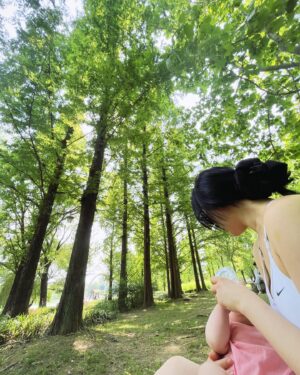 Yoon Jin-seo Instagram - 하루를 충만하게 보내기 위해 무엇이 필요할까요? 

운동복위에 랩스커트 하나만 걸치고
시간을 보낼땐 살짝 풀렀다가 요리조리 움직여 보고
다시 유모차를 밀며 움직일땐 일상복으로 - 돌아갈 수 있으니 옷을 따로 챙길 필요도 없고 

핸드백에는 가재 수건과 지갑 , 쪽쪽이 뿐입니다. 
기저귀 가방도 점점 작아져 요즘은 
기저귀와 젖병 보온병이면 몇시간도 거뜬해요. 

꽃이나 나무를 보여주고 지나가는 친구들에게 인사도  하고 돗자리 위에 뒹굴 뎅굴 하다보면 휴일이 슝 지나가요 .( 우리집 휴일은 수.목 이거든요) 아기는 나무 그늘 사이로 곧 잠이 들지요. 

그리고 맑은 하늘_ 
더 필요한 게 있을까요? 
가볍에 입꼬리를 올릴 수 있는 미소띈 얼굴과 
아기가 잠들면 읽를 책_ 그거면 하루가 충분 합니다 :) 🌿☺️

6 월이라 가능한 이야기겠지요? 더 더워지면 무리..😅니까요. 
아직 더워지기 전의 여름_ 충분히 즐기세요. !! 

Happy Day✨🤍

#일상 #하루 #휴일