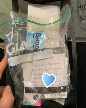 Yoon Jin-seo Instagram - .

지난 겨울 
그리고 올해 겨울 
그 카드를 뽑고 나서 부터 일까? 
내가 있는 공간은 다르지만 
점점 더 사랑이 충만한 곳으로 
가고 있음은 분명하다. 

아무것도 모르며 엄마준비를 하는 내게 
주변의 사랑과 관심으로 이루어 지고 있는 
애기용품을 감사히 정리 하며 ..

태어남을 기다리는 하루하루.

그렇게 신성한 사랑이 나를 통해 
나타나기를 …믿어본다.

❤️

#출산 #임신 #기다림 #사랑