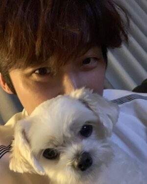Yoon Jong-hoon Instagram - ⠀
이번 주 별똥별 마지막 주 에요.
머리 많이 길었죠.
마루 같이 찍어줘서 고마워.
⠀
⠀
#마루 #고마워 #별똥별
⠀