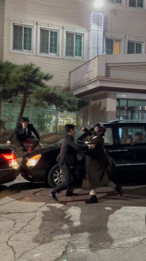 Yoon Jong-hoon Instagram - 결국 팽희를 지키지 못한 진모...
⠀
오늘 7인의 탈출 시즌1 마지막 방송입니다. 많은 시청 부탁드려요.
⠀
안전히 함께해 준 무술팀 고마워요.
⠀
#7인의탈출 #팽희 🥺😩😫😭