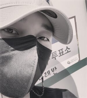 Yoon Jong-hoon Instagram - ⠀
우리 투표해요!! 😆
⠀
#투표
⠀