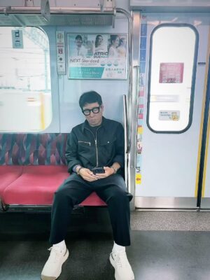 Yoon Jong-shin Instagram - ⠀
⠀
Quiz
⠀
자는걸까요 or 폰 보는 걸까요