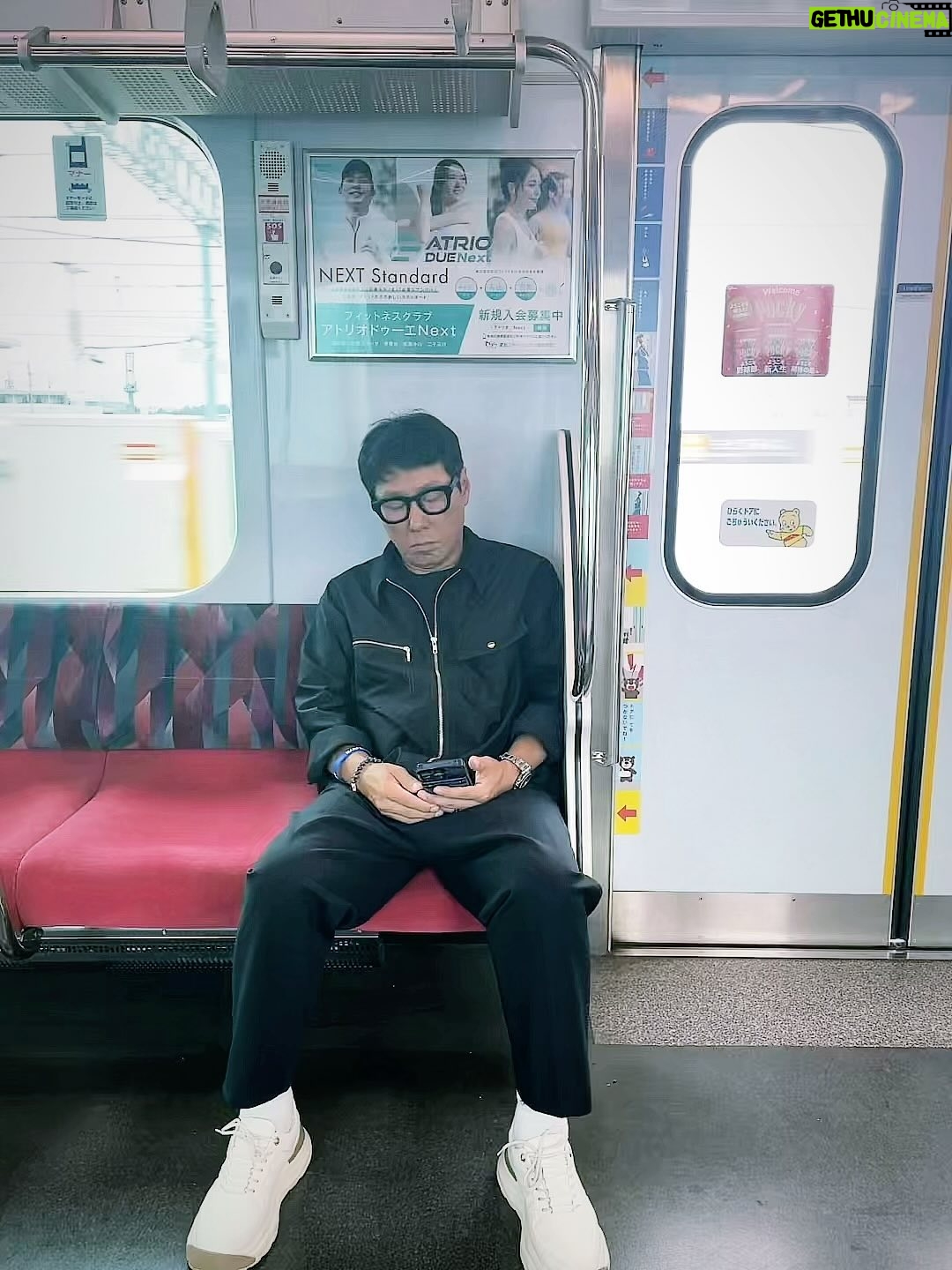 Yoon Jong-shin - 5.3K Likes - ⠀
⠀
Quiz
⠀
자는걸까요 or 폰 보는 걸까요