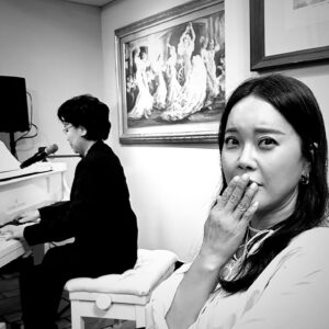 Yoon Jong-shin Instagram - ⠀
⠀
3-5분 남짓한 노래엔 그때가 보입니다.그 때 사람들의 표현,생각,이야기들이 스며들어 있습니다.‘더 늦기전에’ 저보다 훨씬 더 일찍 노래했고 만드셨던 우리 가요 레전드들의 노래와 그 속 이야기들을 들어봅니다.
⠀
‘지금 이순간’ 그 첫 주인공
⠀
심수봉
⠀
누님의 라이브를 바로 앞에서 듣는 그 느낌은
⠀
제가 이 프로그램을 한 것이
⠀
참 잘 한 선택이란 확신을 주네요.
⠀
tvN 5월 30일 첫방송