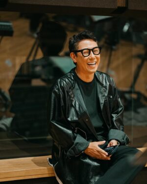 Yoon Jong-shin Instagram - ⠀
⠀
만드는 것도 좋지만
⠀
부르는 게 더 좋다

Photo : 전찬우 @nesekada_ 
⠀
⠀