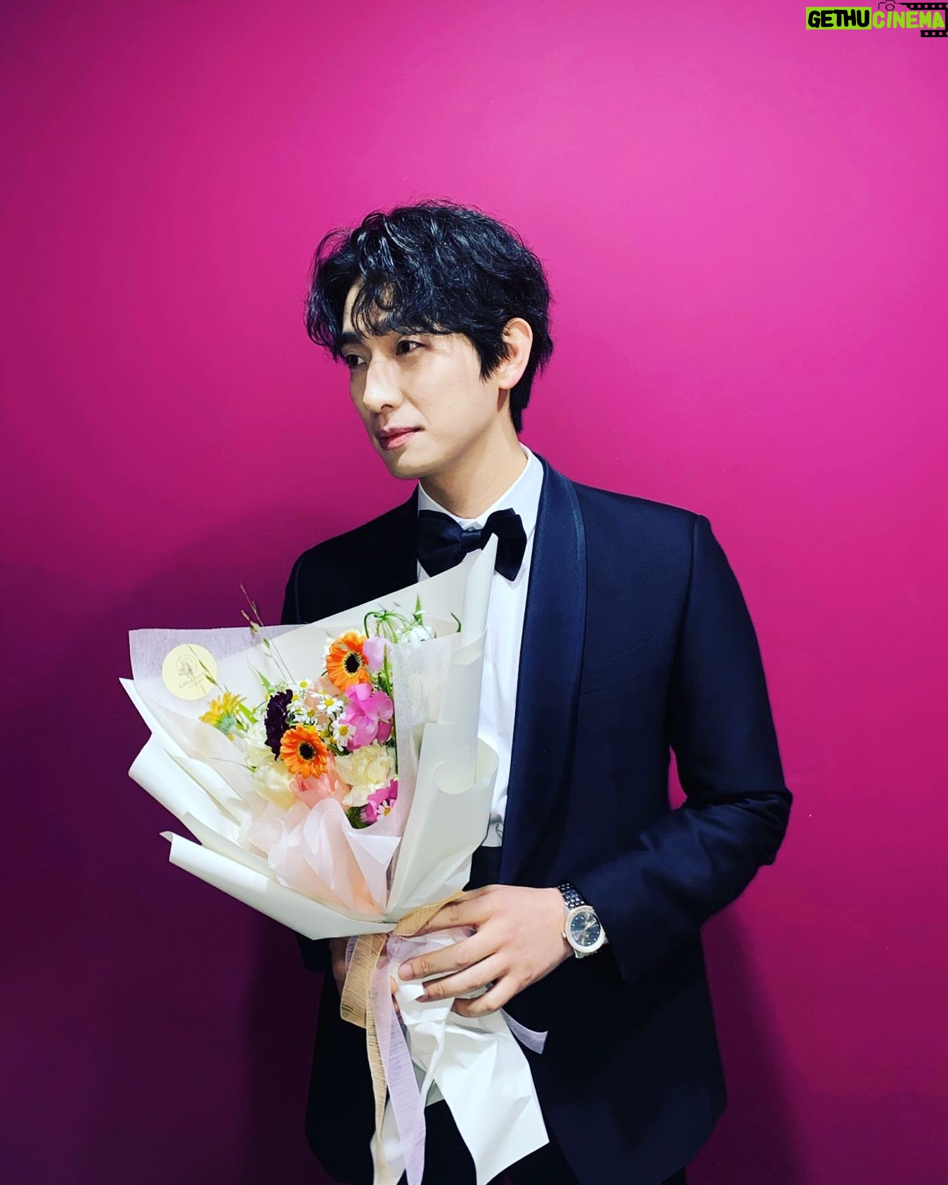 Yoon Park - 38.9K Likes - 안녕하세요. 윤박입니다.
올 초 방영했던 ‘기상청사람들’ 부터
‘팬레터를 보내주세요’ 까지
작품적으로나 캐릭터적으로 많은 사랑을 받았던
한 해 였다고 생각한 2022년 이었습니다.
너무나 감사한 분들을 만났던 시간이었고
제겐 소중하고 값진 시간 이었는데 어느새
한 해가 저물어 가네요..
배우로써 부족한 부분이 지금도 많지만
그 간극을 좁히도록 더 노력하고 공부하겠습니다!
제가 작품에서 어떠한 인물로써 살아갈 수
있게 항상 도와주시는
용환이형( @yonghwan_ouioui )
송미누나( @pssongmi )
다윤이( @da_yooni )
그리고 그 안에서 더 세심히 챙겨주는
우리 동생들 너무나 고맙구
뒤에서 묵묵히 진심으로 서포트 해주시는
홍민기 대표님 ( @minki1001 )
박상석 이사님 ( @___siot )
이수현 본부장님 ( @lee_soo_hyun )
이호준 실장님 ( @hodorii__ )
인욱이 ( @ji_in_wook )
그리고 우리 에이치앤드( @h_and_ent )식구들
진심으로 사랑하고 감사합니다.
올 한해..이 글을 보시는 분들. 정말 많이 고생하셨고
당신들의 선택과 행동. 모두 응원합니다!
항상 건강하시고 다가오는 2023년.
더욱더 좋은일만 가득 하시길 바라겠습니다.
Happy new year💌