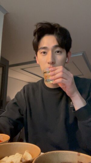 Yoon Park Instagram - 🚫이 영상에는 음주장면이 포함 되어있기에
19세 미만의 분들은 시청에 주의 하시기 바랍니다.
-
고된 일을 마치고 퇴근한 후에 
누구나 야식에 술 한잔 땡기잖아요?
먹다보면 친구들 한테 뭘 먹고 있는지..놀릴 겸 
사진이나 영상을 보내고 싶을때 있잖아요? 그래서 찍은건데..
이걸 공개적인 곳에 업로드 할 줄은 몰랐습니다.
근데 오늘은 그냥 그러고 싶어 공유 해봅니다. 
영상 하나 올릴려고 구구절절하네요. 
그래서 제가 드리고 싶은 말은
과도하거나 잦은 음주는 뇌손상을 유발합니다.
다들 코로나 조심하세요. #혼술만세