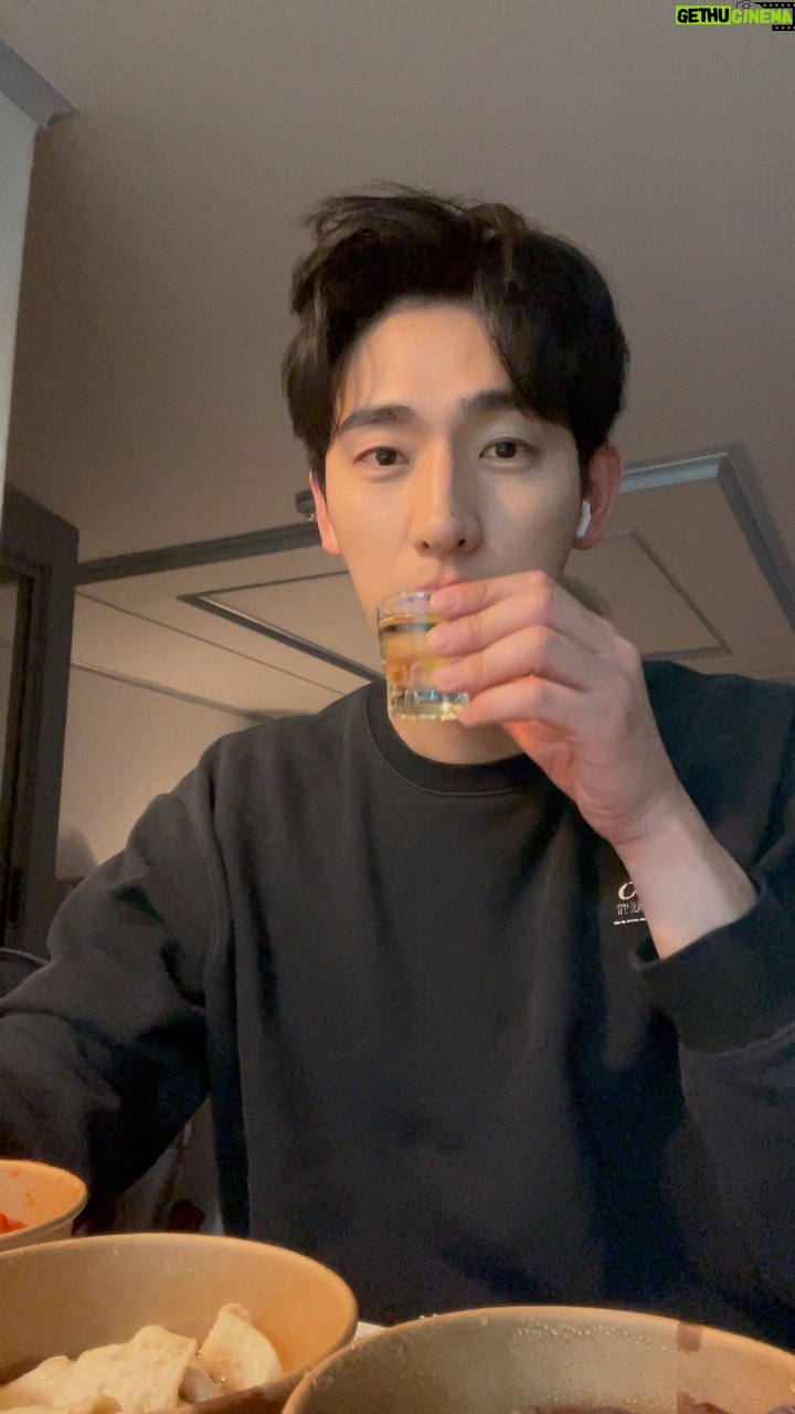Yoon Park - 52.5K Likes - 🚫이 영상에는 음주장면이 포함 되어있기에
19세 미만의 분들은 시청에 주의 하시기 바랍니다.
-
고된 일을 마치고 퇴근한 후에
누구나 야식에 술 한잔 땡기잖아요?
먹다보면 친구들 한테 뭘 먹고 있는지..놀릴 겸
사진이나 영상을 보내고 싶을때 있잖아요? 그래서 찍은건데..
이걸 공개적인 곳에 업로드 할 줄은 몰랐습니다.
근데 오늘은 그냥 그러고 싶어 공유 해봅니다.
영상 하나 올릴려고 구구절절하네요.
그래서 제가 드리고 싶은 말은
과도하거나 잦은 음주는 뇌손상을 유발합니다.
다들 코로나 조심하세요. #혼술만세