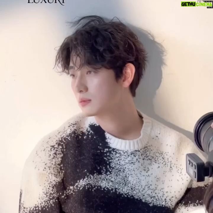 Yoon Park - 50.3K Likes - #Repost @luxuryeditors with @use.repost
・・・
#LUXURY_STAR #윤박 #BEGINAGAIN #인터뷰
드라마 <기상청 사람들>, <팬레터를 보내주세요>와 예능 출연으로 바쁜 한 해를 보낸 배우 윤박(@yoon.bak)을 만났습니다. 어느덧 데뷔 10년차 배우가 됐지만 연기에 대한 열정과 새로운 장르물에 도전하고 싶은 그의 에너지는 아직도 무궁무진해요. 배우 윤박 화보와 인터뷰 전문은 <럭셔리> 1월호에서 만날 수 있습니다.
Editor 정두민, 이기원(인터뷰)
Photographer 신선혜
Hair 최용환
Makeup 강다윤
Stylist 박송미
*<럭셔리> 1월호 지면 P.89 윤박 인터뷰 중, ‘김동욱’ 배우의 이름이 ‘이동욱’ 배우로 잘못 기재되었습니다. 사과 드립니다.
#럭셔리 #럭셔리에디터스 #럭셔리매거진 #럭셔리1월호 #토끼해 #2023년 #luxury #luxuryeditors