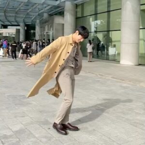 Yoon Park Instagram - -
바람 많이 불던 날🌬
정신줄 같이 날아감🤪