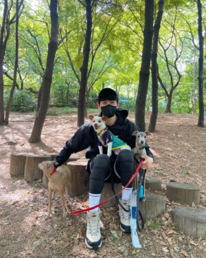 Yoon Park Instagram - -
안녕하세요. 
경기도수의사회 #사회공헌 캠페인
#세이브어스챌린지 홍보대사를 맡게된 
윤박 입니다.
사회적으로 소외되고 심장사상충으로 고통받는 유기견들이 참 많습니다.
이 작은 챌린지 하나하나가 조금씩 모여 
여러 유기견들에게 큰 힘이 되길 바랍니다.
-
소중한 챌린지를 함께 하실 다음 분으로는
신현준 선배님 @_shinhyunjoon_ 
보라님 @borabora_sugar 
조권님 @kwon_jo 
입니다. 감사합니다.

✅세이브어스챌린지 참여 방법✅

1⃣사진촬영 📸
#반려동물 을 따뜻하게 안아주는 사진
또는 오른쪽 손으로 #심장 에 손을 얹는 사진

2⃣챌린지를 함께할 친구 3명 태그 👨 👩 👧
3명이상 태그하셔도 괜찮습니다 :)
(ex. @save_us_challenge )

3⃣해시태그와 함께 업로드!🎶
#유기견 #심장사상충 #세이브어스챌린지
#경기도수의사회 #한국조에티스 #블루엔젤봉사단

여러분의 포스팅 1건으로 
더 많은 유기견들을 구해낼 수 있습니다.🤍