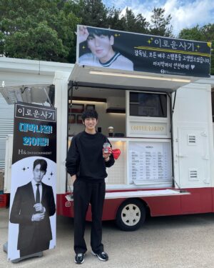 Yoon Park Instagram - -
I love #coffee ☕️
I love @h_and_ent 👨‍👩‍👧‍👦
I love #이로운사기 ❤️