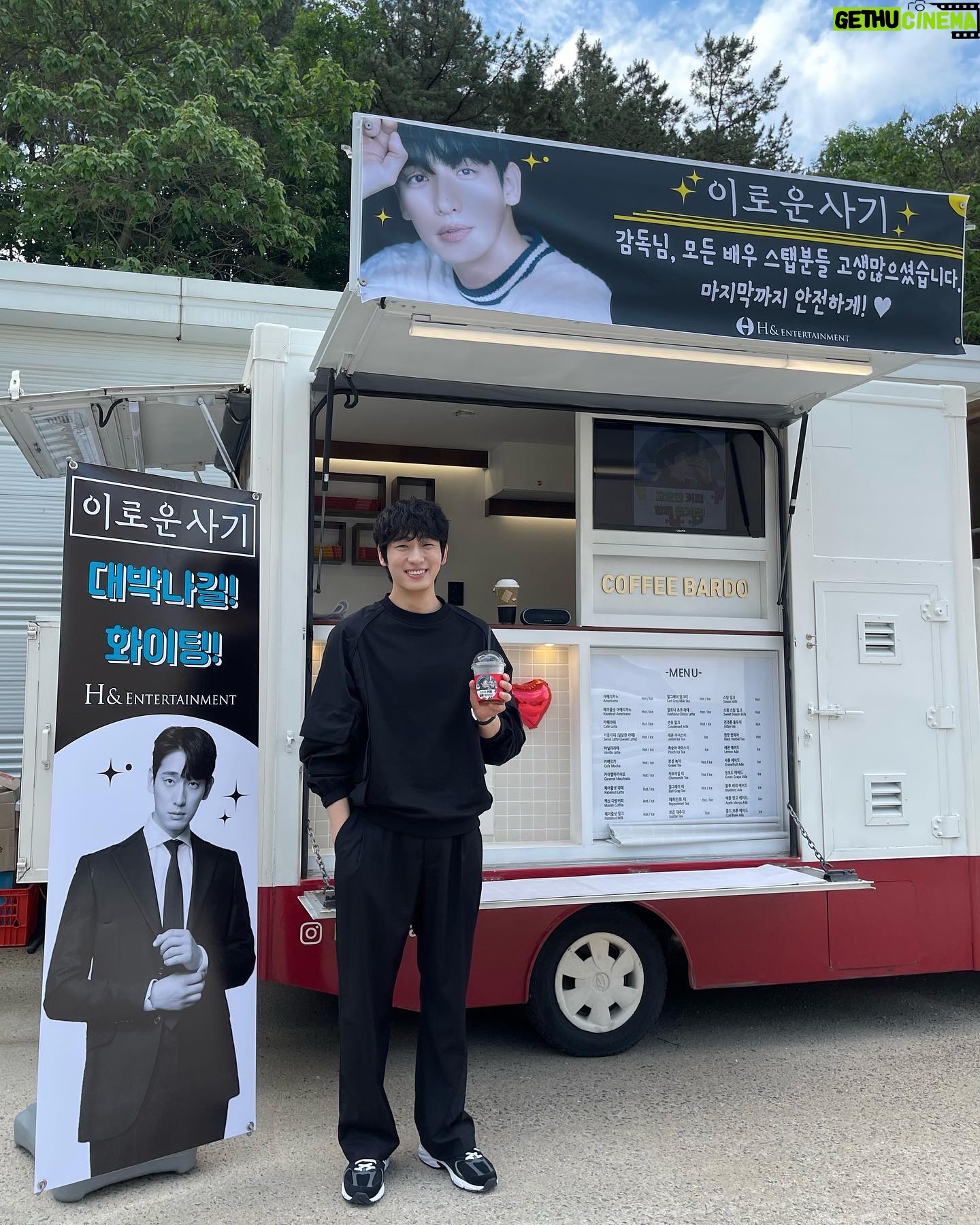 Yoon Park - 35.1K Likes - -
I love #coffee ☕️
I love @h_and_ent 👨👩👧👦
I love #이로운사기 ❤️