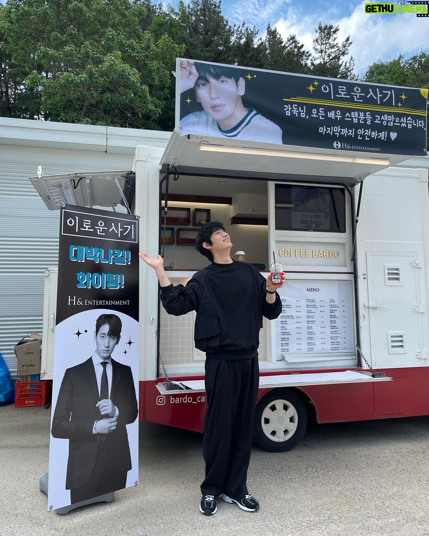 Yoon Park - 35.1K Likes - -
I love #coffee ☕️
I love @h_and_ent 👨👩👧👦
I love #이로운사기 ❤️