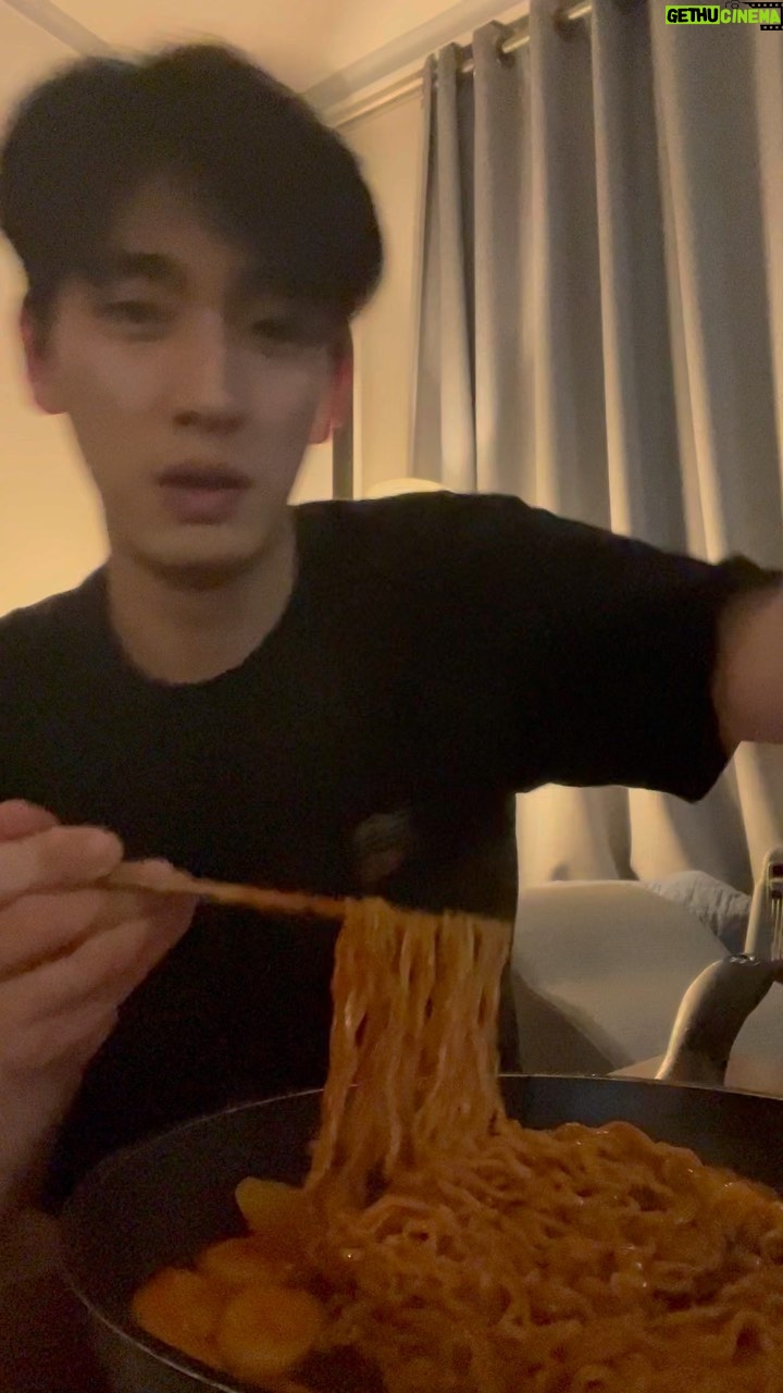 Yoon Park - 47.5K Likes - -
불닭볶음면은 맛있다.
팬에 볶으면 상당히 맵다.
영상을 보면 침이 고인다.
내일 또 먹어야지. 츄르릅.