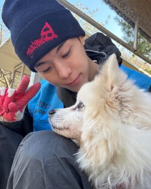 Yoon Seo-bin Instagram - 사지말고 입양하세요! Love our dogs💛🐶