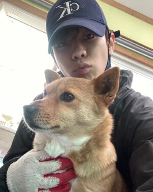 Yoon Seo-bin Instagram - 우리 아이들에게도 하루빨리 봄이 왔으면!! 찬바람도 녹이는, 마음 따뜻한 하루 🐶🌸💗