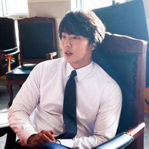Yoon Shi-yoon Instagram - 남자는 화이트셔츠에 넥타이 😎
