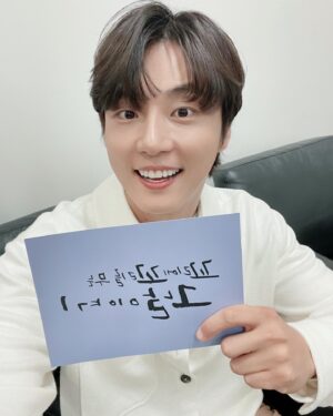 Yoon Shi-yoon Instagram - 정없게 뭐하는 짓이냐고 하실거같아서 

촬영날의 배우님 셀카 기록 남겨드립니다 🤩

오랜만의 촬영에 팬분들이 주신 음식과 음료 정말 잘 먹었습니다! 

오늘 밤 꼬꼬무 많이 봐주실거죠? 🥺

#윤시윤 #꼬리에꼬리를무는그날이야기 #꼬꼬무
