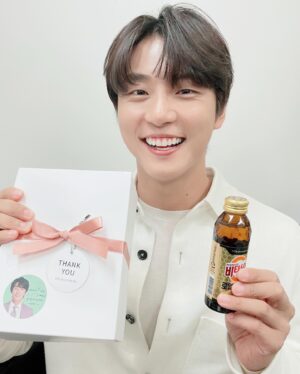 Yoon Shi-yoon Instagram - 정없게 뭐하는 짓이냐고 하실거같아서 

촬영날의 배우님 셀카 기록 남겨드립니다 🤩

오랜만의 촬영에 팬분들이 주신 음식과 음료 정말 잘 먹었습니다! 

오늘 밤 꼬꼬무 많이 봐주실거죠? 🥺

#윤시윤 #꼬리에꼬리를무는그날이야기 #꼬꼬무