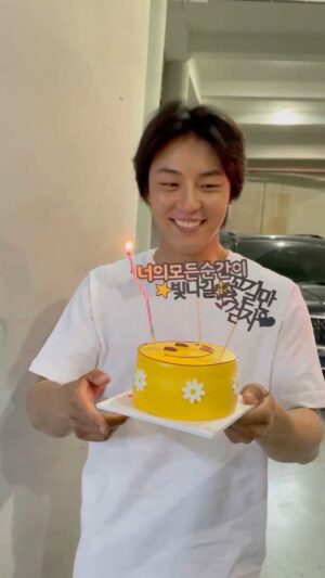 Yoon Shi-yoon Instagram - #너의모든순간이빛나길✨ #꽃길만걷자 

(비하인드) 
영화의 촬영은 몇일 전 서울 촬영 마무리하고 오늘 최종 제주도에서 마무리 했습니다. 

눈치가 빠른 배우님에게 서프라이즈란 너무 어려운 것이지만, 일단 켜보자 초를!! 🎂