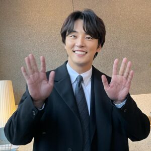 Yoon Shi-yoon Instagram - happy new year! 

2022년 새해가 밝았습니다 
호랑이의 해, 바로 우리 배우님의 해 🐯

밝게 웃으며 오늘 하루를 시작하세요~