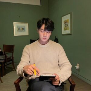 Yoon Shi-yoon Instagram - 여러분🙂
이번주도 함께 해주실 거죠? 🥹

대기시간, 대본에 집중하고 있는 배우님의 모습😘

이 모습을 놓칠 수는 없죠!! 😍📸