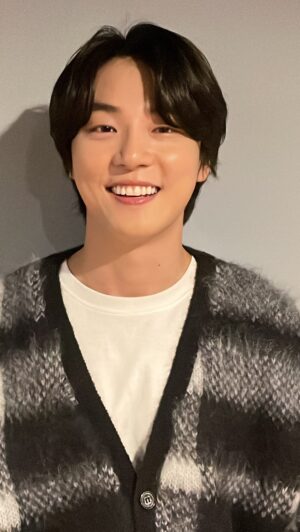Yoon Shi-yoon Instagram - #우리사랑이향기로남을때 가 개봉했습니다 :) 

우리 시윤 배우님이 전하는 메시지입니다 

아직도 추운 날씨가 이어지고 있는데요, 감기 조심하세요! 

#윤시윤 #우리사랑이향기로남을때 #우사향 #개봉영화