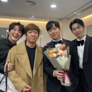 Yoon Shi-yoon Instagram - 오랜만에 삼형제 집합!! 
반가운 감독님이 꽃도 들고 와주시고 😍👍🏻
다들 너무 멋져 !!😎

#현재는아름다워 #이현재 #이윤재 #이수재 #윤시윤 #오민석 #서범준