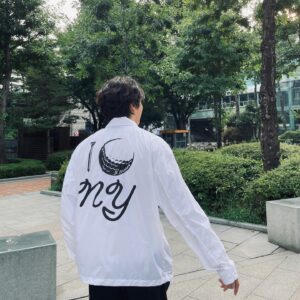 Yoon Shi-yoon Instagram - 요즘 유행하는거 우리도 한번 해보자며, 스텝들 성화에 못이겨 찍어주는 시윤님 😎
여러분~ 점심 맛잇게 드셨나요? 
커피한잔 같이해요~~~ 😁