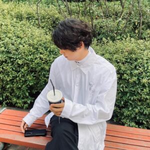 Yoon Shi-yoon Instagram - 요즘 유행하는거 우리도 한번 해보자며, 스텝들 성화에 못이겨 찍어주는 시윤님 😎
여러분~ 점심 맛잇게 드셨나요? 
커피한잔 같이해요~~~ 😁