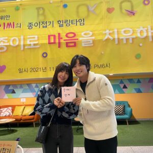 Yoon Shi-yoon Instagram - -
#술꾼도시여자들 잘보셨나요? 

특별출연 서프라이즈여서 미리 알려드리질 못했어요 😭

그래서 우리 배우님 셀카 올려드리고 전 이만,, 

멋진 종이씨에게 보조출연하는 꼬마연기자가 써준 종이 들고 정은지씨와도 한장! 즐거운 촬영이었습니다 !

#종이씨멋져